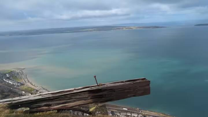 મેનાઈ વૉટરસ્ટ્રેટ દ્વારા મુખ્ય ભૂમિથી અલગ થયેલો એંગ્લેસી ટાપુ, પરમાણુ અથવા અન્ય મોટા હુમલાઓ સામે સંરક્ષણ માટે આદર્શ સ્થાનોમાંનું એક છે.