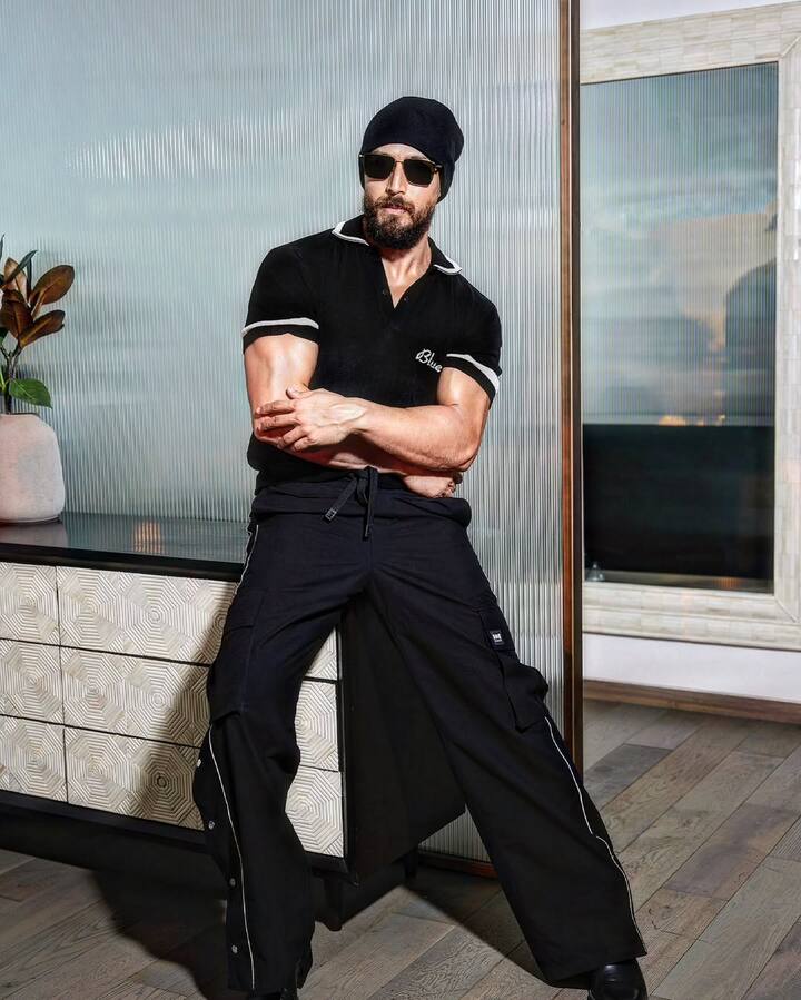 टाइगर श्रॉफ का ये मुंबई वाला घर एक 8बीएचके अपार्टमेंट हैं. जो शहर के सबसे मंहगे इलाके रुस्तमजी पैरामाउंट में स्थित है.