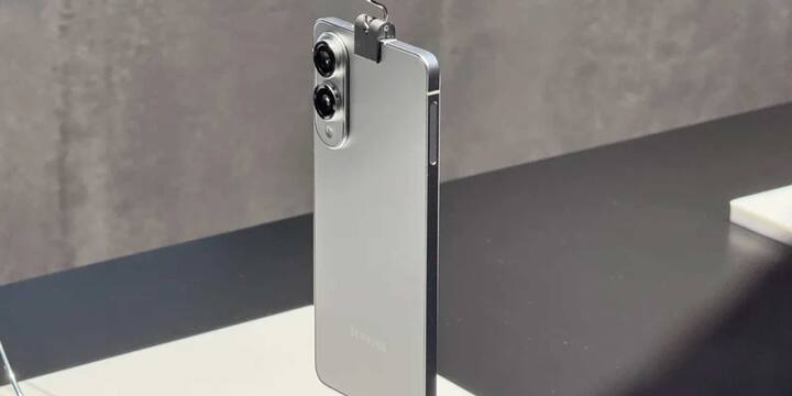 जानकारी के मुताबिक, Galaxy S25 Edge में 200MP का प्राइमरी रियर कैमरा और 50MP का अल्ट्रा-वाइड लेंस दिया जाएगा. यह डिवाइस Snapdragon 8 Elite चिपसेट द्वारा संचालित होगा और इसकी कीमत Galaxy S25 और Galaxy S25 Ultra के बीच होगी.