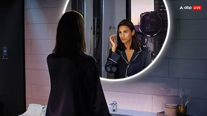 दुकान में कैश बॉक्स, बिलिंग मशीन, रजिस्टर, बही-खाते के सामने दर्पण लगाने से विशेष लाभ होता है. इस उपाय को करने से कारोबार में संपन्नता आती है.