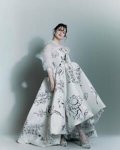 व्हाइट डीपनेक गाउन में हुस्नपरी बनीं तमन्ना भाटिया, कातिल अदाओं ने फैंस को किया घायल