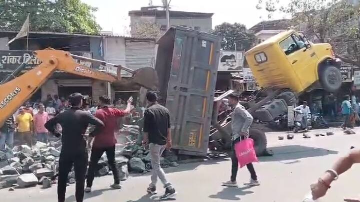 विरार पूर्व चंदनसार रोड येथे गणपती मंदिराच्या नजीक एक धक्कादायक घटना घडली. दगड भरुन जाणाऱ्या ट्रकचा मागील भाग अचानक वर उचलला गेल्याने ट्रकवरील सर्व दगड रस्त्यावर पसरले.