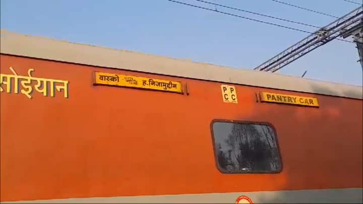 गोव्यावरून निघालेली हजरत निजामुद्दीनकडे जाणाऱ्या गाडीच्या चाकातून अचानक धुरा येताना दिसल्याने नीरा रेल्वे कर्मचाऱ्यांनी ती गाडी तात्काळ रोखली. त्यामुळे पुढे मोठा होणारा अपघात टळलाय.