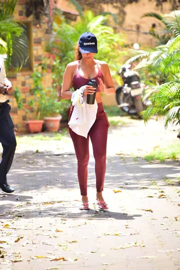 મલાઈકા ટાઈટ જીમ આઉટફિટમાં ખૂબ જ સુંદર લાગી રહી હતી.