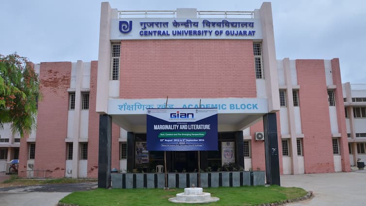 Central University of Gujarat A Leading Educational Institution know Admission Process and Fees Structure राष्ट्रीय पुरस्कार विजेता और ISRO के साइंटिस्ट इस सेंट्रल यूनिवर्सिटी से कर चुके हैं पढ़ाई, जानिए कैसे मिलता है एडमिशन