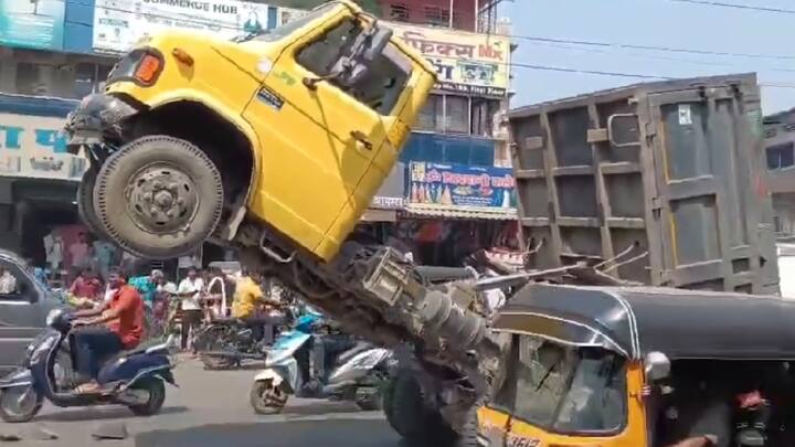 अपघाताच्या घटनेनंतर अनेकांनी घटनास्थळी धाव घेत अपघातग्रस्त ट्रक व वाहनाचे फोटो आणि व्हिडिओ देखील काढल्याचे पाहायला मिळाले.