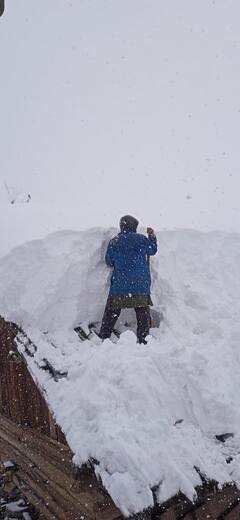 जम्मू-कश्मीर: किश्तवाड़ के वारवान और मारवाह घाटियों में 4 फीट बर्फबारी, लोग घरों के अंदर रहने को मजबूर