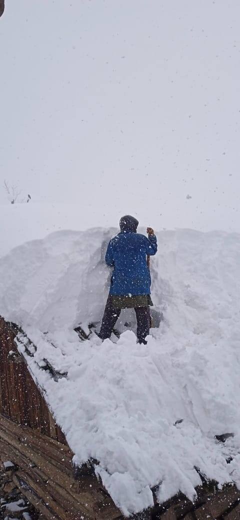 Kishtwar Snowfall News: जम्मू-कश्मीर में बहुप्रतीक्षित बर्फबारी ने अधिकांश लोगों के चेहरे पर खुशी ला दी है, लेकिन किश्तवाड़ जिले के वारवान और मारवाह तहसीलों के लोगों के लिए भारी बर्फबारी ने मुश्किलें खड़ी कर दी हैं. कश्मीर से एकमात्र सड़क संपर्क बंद होने के कारण यह सुदूरवर्ती इलाका पहले से ही अलग-थलग पड़ा हुआ है. (फाइल फोटो)