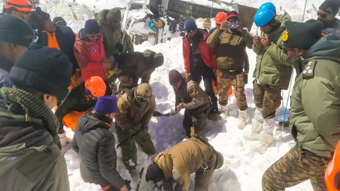 Uttarakhand Chamoli Glacier Burst Rescue 46 workers out safely 7 died and 1 worker Search Continues ANN चमोली एवलांच का रेस्क्यू खत्म, 46 मजदूर सुरक्षित निकले बाहर और 8 की मौत, जानें मृतकों के नाम