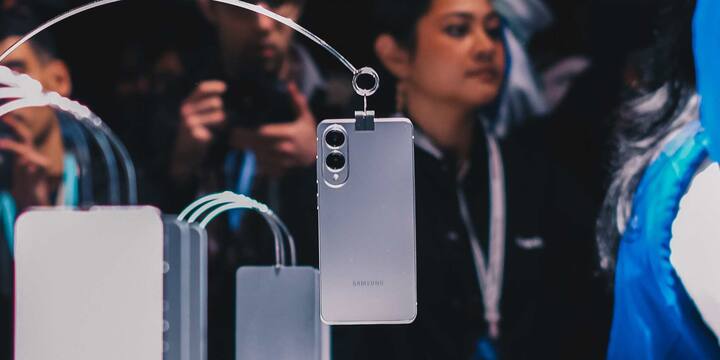 फ्रंट डिज़ाइन की बात करें तो यह Galaxy S25+ जैसा ही दिखेगा लेकिन इसके बैक पैनल में केवल दो कैमरे होंगे, जबकि S25+ में तीन कैमरा दिए गए हैं. इसमें 12GB RAM होगी और यह Android 15 पर आधारित Samsung One UI 7 पर चलेगा. हालांकि, पावर के लिए इसमें 3,900mAh की बैटरी देखने को मिल सकती है.