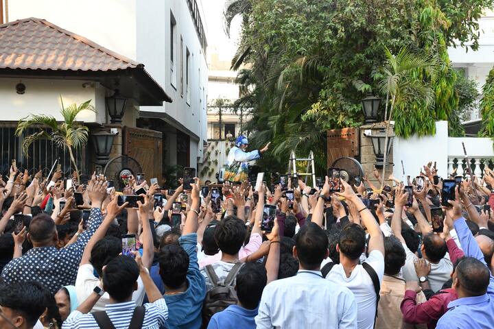 The megastar's fans were super elated to be in his presence. Amitabh Bachchan also looked happy to receive all the love and appreciation that he did.
