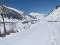 जम्मू-कश्मीर: किश्तवाड़ के वारवान और मारवाह घाटियों में 4 फीट बर्फबारी, लोग घरों के अंदर रहने को मजबूर