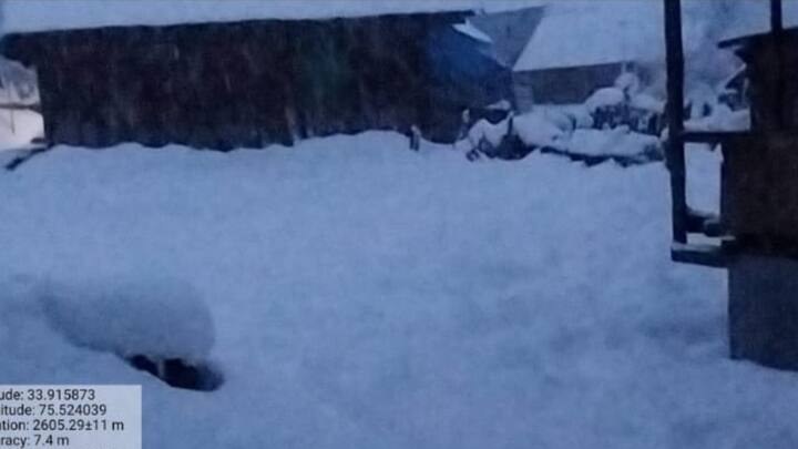 सर्दियों के दौरान वारवान और मारवाह में स्वास्थ्य सुविधाएं लगभग न के बराबर होती हैं और सार्वजनिक स्वास्थ्य केंद्रों (PHC) में अक्सर डॉक्टर नहीं रहते हैं, जिससे मरीजों खास तौर पर गर्भवती महिलाओं को काफी जोखिम उठाना पड़ता है. लोगों का कहना है कि आपात स्थिति में जब सड़क बंद हो जाती है, तो मरीज़ों को कभी-कभी किश्तवाड़ या कश्मीर ले जाया जाता है.(फाइल फोटो)