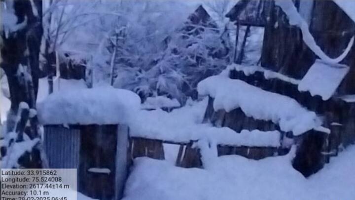 कोकरनाग-वारवान मार्ग पर 14,000 फीट की ऊंचाई पर स्थित मार्गन टॉप पहले से ही तीन फीट बर्फ से ढका हुआ था, लेकिन पिछले 48 घंटों में 7 फीट और ताजा बर्फबारी हुई है, जिससे सड़क साफ करने का काम और भी मुश्किल हो गया है.(फाइल फोटो)