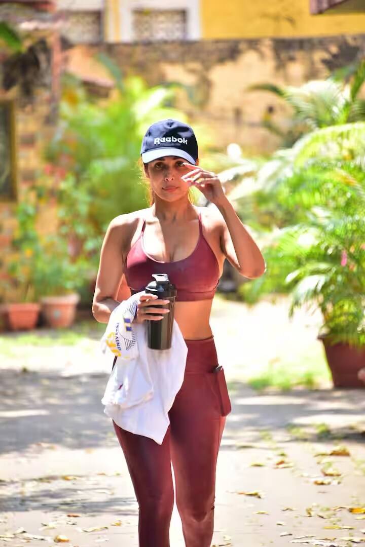 51 વર્ષની ઉંમરે મલાઇકા અરોડાનો આ અંદાજ બધાને આશ્ચર્યચકિત કરી રહ્યો છે. તેની સુંદરતા અને ફિટનેસ જોઈને એવું લાગે છે કે વધતી ઉંમરની તેના પર કોઈ અસર નથી, બલ્કે તે દિવસેને દિવસે યુવાન દેખાઈ રહી છે.