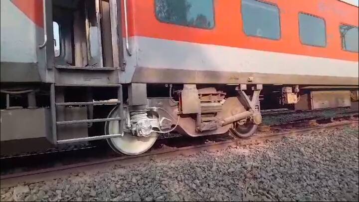 नीरा रेल्वे कर्मचाऱ्यांनी तात्काळ त्या गाडीच्या गार्डला लाला सिग्नल दिला.