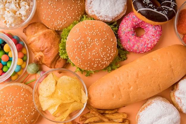प्रोसेस्ड फूड्स (Processed Foods) गाउट की समस्या है तो प्रोसेस्ड फूड्स से जितना हो सके दूर ही रहें.  स्नैक्स, फ्रोजन मील,जंक फूड्स से बचकर ही रहना चाहिए. ये सभी सेहत को गंभीर तौर पर नुकसान पहुंचा सकते हैं. इससे जोड़ों का दर्द गंभीर हो सकता है.