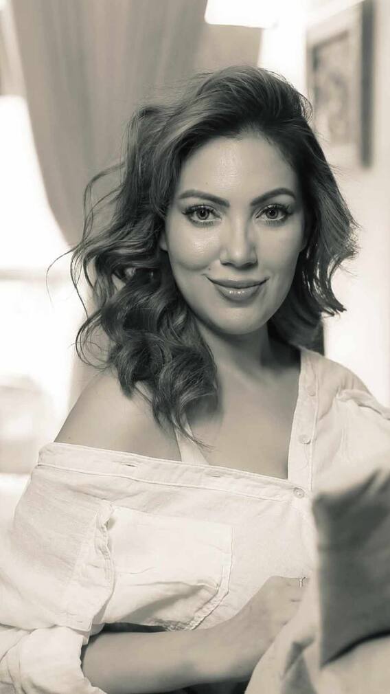 शर्ट के बटन खोल टशन दिखाती नजर आईं बबीता जी