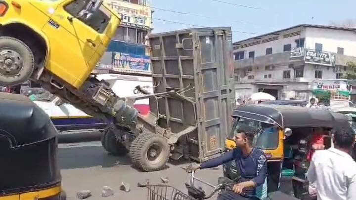 या अपघाताच्या घटनेनंतर स्थानिक तरुणांनी मध्यस्थी करुन जेसीबीच्या सहाय्याने रस्त्यावरील दगड बाजूला करण्यात आले. त्यानंतर, संबंधित ट्रकही बाजूल करुन वाहतूक सुरळीत करण्यात आली.