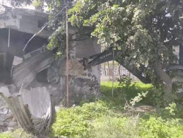 Bulldozer runs over the house of a drug smuggler in Jalandhar HC ਪਹੁੰਚਿਆ ਮਾਮਲਾ ਪਰ ਪੁਲਿਸ ਦਾ ਐਕਸ਼ਨ ਜਾਰੀ ! ਜਲੰਧਰ 'ਚ ਨਸ਼ਾ ਤਸਕਰ ਦੇ ਘਰ 'ਤੇ ਚੱਲਿਆ ਬੁਲਡੋਜ਼ਰ, ਮਾਮਲਾ ਗਰਮਾਇਆ, ਵੱਡੀ ਗਿਣਤੀ 'ਚ ਪੁਲਿਸ ਮੌਜੂਦ