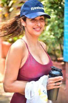 Pics: ટાઇટ જીમ આઉટફિટમાં મલાઇકા અરોડાએ આપ્યા કિલર પૉઝ, 51ની ઉંમરે ફિટનેસ જોઇ ચોંક્યા લોકો...