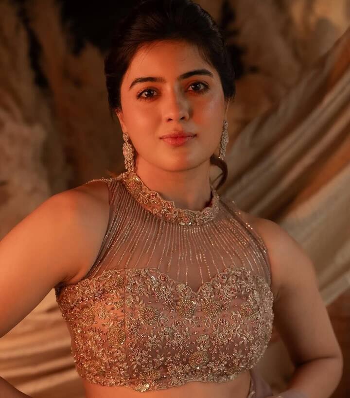 కొన్ని సినిమాల్లో నటించినా అమృతా అయ్యర్ పెద్దగా తెలియలేదు కానీ హనుమాన్ మూవీతో పాపులర్ అయింది