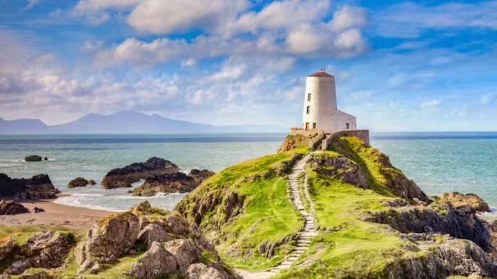 ઉત્તરપશ્ચિમ વેલ્સના દરિયાકાંઠે આવેલો એંગલ્સી ટાપુ, ઓછી વસ્તી ધરાવતો અને દૂરસ્થ છે, જેના કારણે તે સુરક્ષિત છે.