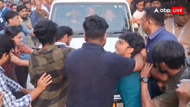 Jadavpur University Chaos during Bratya Basu Visit Student Protest demanding student union elections  ब्रात्य बसु पर हमले के दूसरे दिन जादवपुर यूनिवर्सिटी में पसरा सन्नाटा, शिक्षा मंत्री बोले- ‘वे बातचीत नहीं अराजकता चाहते थे’