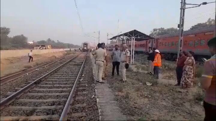 गाडी आहे त्या स्थितीत सकाळी आठ वाजेपर्यंत तशी उभी होती.