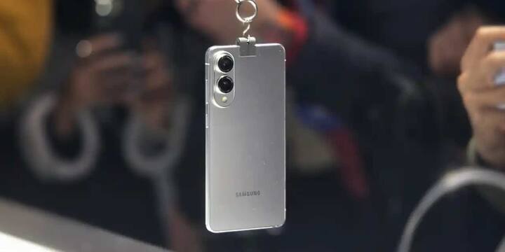 Galaxy S25 Edge को मई 2025 में मार्केट में लॉन्च किया जाएगा. यह स्मार्टफोन लाइट ब्लू, ब्लैक और सिल्वर जैसे तीन रंगों में बाजार में एंट्री मार सकता है.