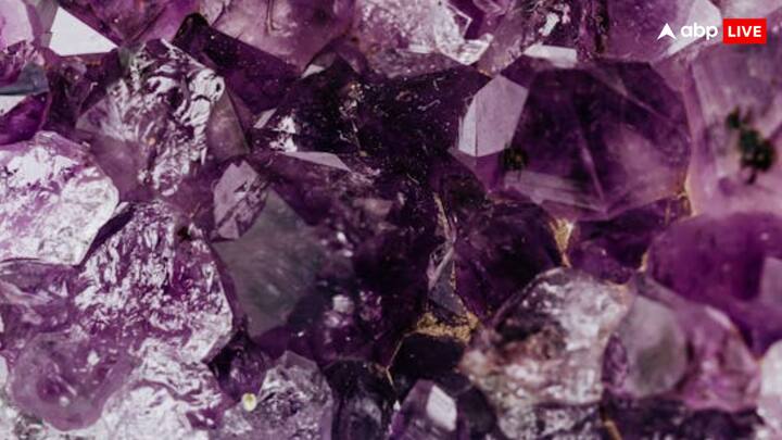 जानकारी के मुताबिक दावा किया जाता है कि यह क्रिस्टल पृथ्वी पर खोजा गया सबसे पुराना सामान है. इसे पश्चिमी ऑस्ट्रेलिया की एक चट्टान में खोजा गया था, जिसे जैक हिल्स नाम से पुकारा जाता है.