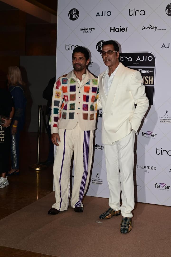 HT Most Stylish Awards नाइट में बॉलीवुड के खिलाड़ी अक्षय कुमार भी शामिल हुए. जो रेड कार्पेट पर फरहान संग पोज देते दिखे.
