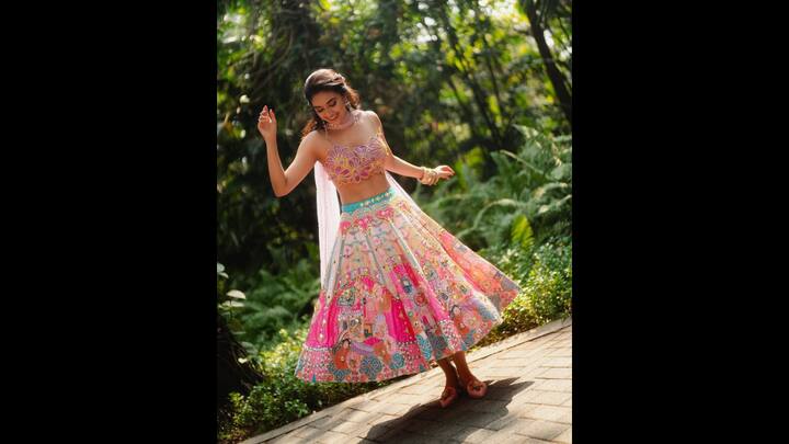 2. Floral Lehenga: Keerthy's traditional lehenga had intricate embroidery with floral designs. Along with the lehenga, she wore an heavily beaded blouse and a net dupatta. She paired her dreamy traditional look with long dangler earrings. (Image Source: Instagram/keerthysureshofficial)