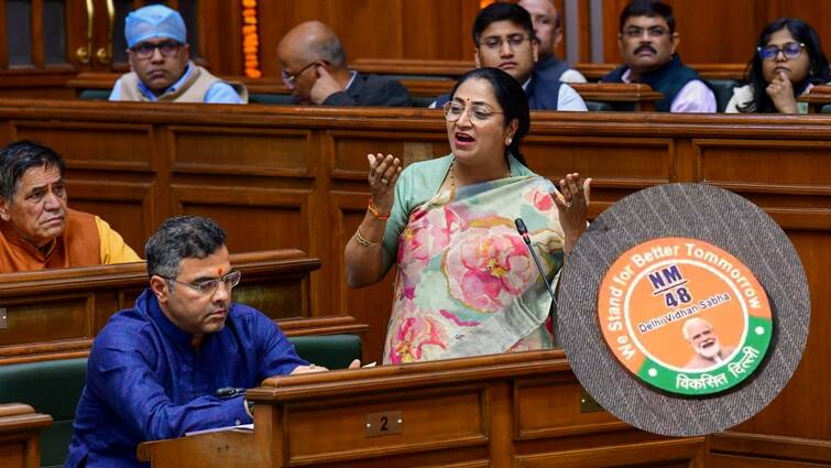 Delhi BJP MLA Batch Number NM48 Named after Narendra Modi 48 MLAs ANN दिल्ली के BJP विधायकों का 'बिल्ला नंबर' NM48, क्या है इस बैच का राज? 