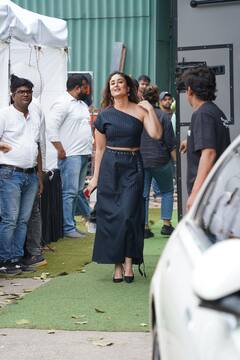वन शोल्डर टॉप संग मैचिंग स्कर्ट में करीना कपूर ने दिखाया स्वैग, शूटिंग लोकेशन से सामने आईं तस्वीरें