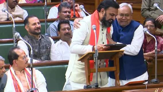 Bihar Budget 2025: सीएम नीतीश ने सदन में सबको चौंकाया, कभी घोर विरोधी रहे सम्राट चोधरी को लगा लिया गले