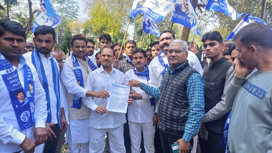 अलीगढ़ में चंद्रशेखर आजाद के कार्यकर्ताओं का जबरदस्त प्रदर्शन, काफिले पर हमले के बाद है नाराजगी Chandrashekhar Azad Ravan attack in Mathura Aazad Samaj Party protest in Aligarh ANN अलीगढ़ में चंद्रशेखर आजाद के कार्यकर्ताओं का जबरदस्त प्रदर्शन, काफिले पर हमले के बाद है नाराजगी