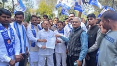 अलीगढ़ में चंद्रशेखर आजाद के कार्यकर्ताओं का जबरदस्त प्रदर्शन, काफिले पर हमले के बाद है नाराजगी