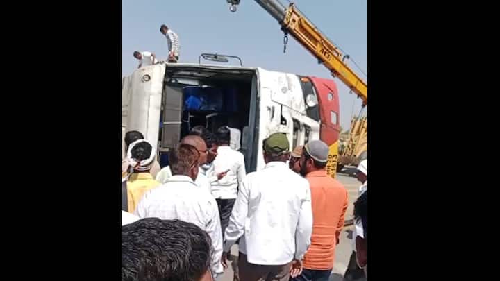 दुचाकीला वाचवण्याच्या प्रयत्नात बस पलटी होऊन 36 प्रवासी जबर जखमी झाल्याची घटना लातूर जिल्ह्यात घडली आहे. या अपघातातील 5 जण अंत्यवस्थ असून लातूर जिल्ह्यातील नांदगाव पाटीजवळ हा अपघात झाला.