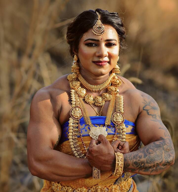 चित्रा पुरुषोत्तम का ये यूनिक ब्राइडल लुक जमकर सुर्खियां बटोर रहा है. दुल्हन की तस्वीरों में खास बता ये है कि वो मेहंदी और साड़ी की जगह अपने डोले शान से फ्लॉन्ट करती दिखी.