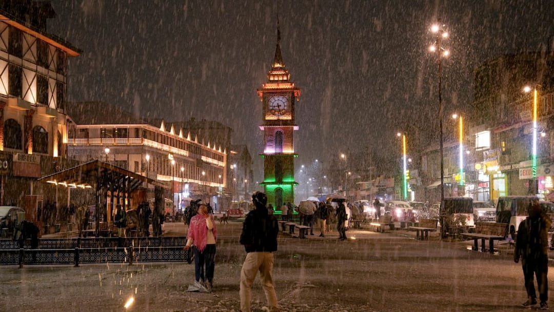 Jammu Kashmir weather Update Snowfall in J&K and Ladakh What is called Chillai Kalan ANN जम्मू-कश्मीर और लद्दाख में बर्फबारी, श्रीनगर में गिरा पारा, जानें अगले दो हफ्ते कैसा रहेगा मौसम?