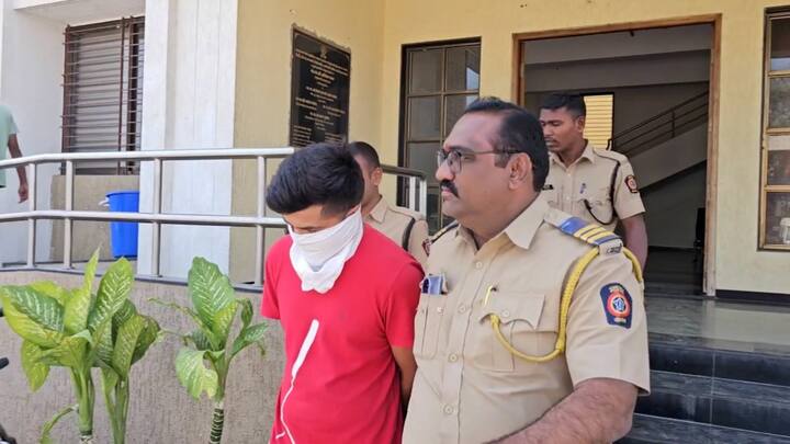 शहरातील स्टेट बँकेच्या एटीएम मध्ये एक संशयित दिसल्याने तेथील कर्मचाऱ्यांनी तात्काळ पोलिसांना खबर दिली होती. त्यानंतर, पोलिसांनी तात्काळ पावले उचलत संशयित इसमाला बँक परिसरातून ताब्यात घेतले.