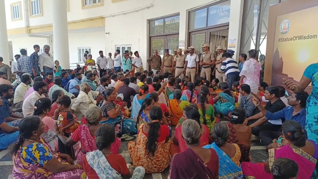Chengalpattu news Public protest by besieging the Chengalpattu District Collectorate in protest against the quarry TNN மூடப்பட்ட செங்கல்பட்டு மாவட்ட ஆட்சியர் அலுவலகம்... கொதித்தெழுந்த மக்கள் - நடந்தது என்ன ?