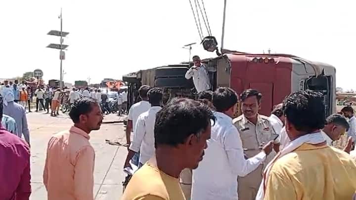 नांदेडहून लातूरकडे येणारी बस नांदगाव पाटीजवळ पलटल्याचा व्हिडिओ देखील समोर आला आहे. या रस्त्यावर मोटरसायकलला वाचवण्याच्या प्रयत्नात बस पलटी झाली.