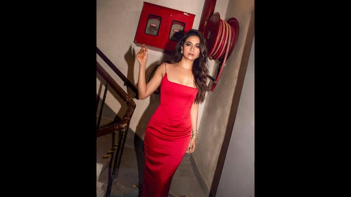 5. Corset Style Dress: The bold red bodycon dress with a corset style bodice gives a dramatic touch. The outfit has thin noodle straps and a square neckline that exudes sophistication. Keerthy Suresh completed her look with dainty gold jewellery for a poise look. (Image Source: Instagram/keerthysureshofficial)