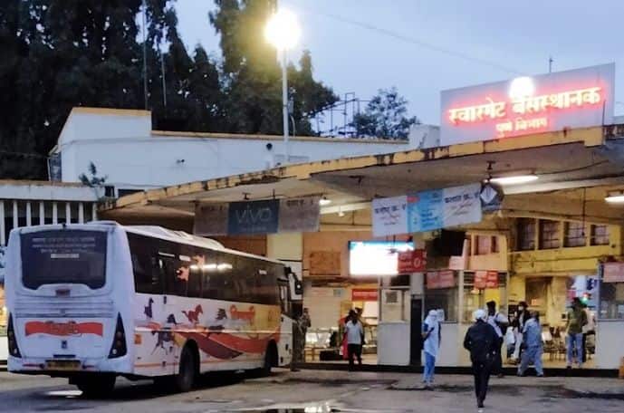 Swargate Bus Depot Marathi News: पुण्यातील स्वारगेट एसटी स्थानकावर उभ्या असलेल्या शिवशाही बसमध्ये एका 26 वर्षीय तरुणीवर मंगळवारी (25 फेब्रुवारी) पहाटे साडेपाचच्या सुमारास बलात्कार झाला.