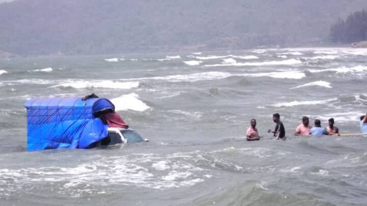 हरिहरेश्वर येथील बीचवर माणगाव येथून काही नागरिक आले होते.