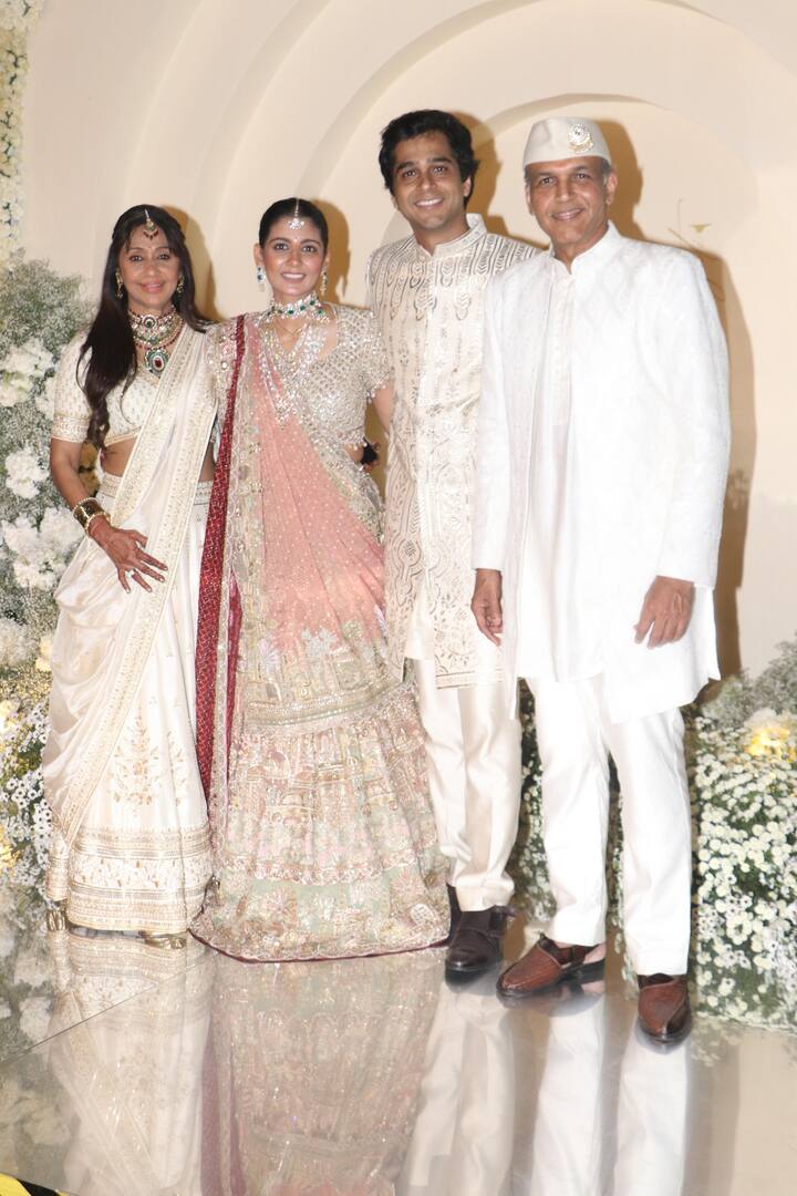 चित्रपट दिग्दर्शक आशुतोष गोवारीकर यांच्या मुलाचे नुकतेच लग्न झाले. या लग्नसोहळ्यात बॉलिवुडचे दिग्गज चेहरे उपस्थित राहिले होते.