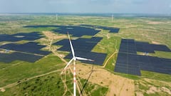 Adani Green Energy: અદાણી ગ્રીન એનર્જીનું મેગા સૉલાર-વિન્ડ ક્લસ્ટર માટે 1.06 બિલિયન ડૉલરનું રિફાઇનાન્સ