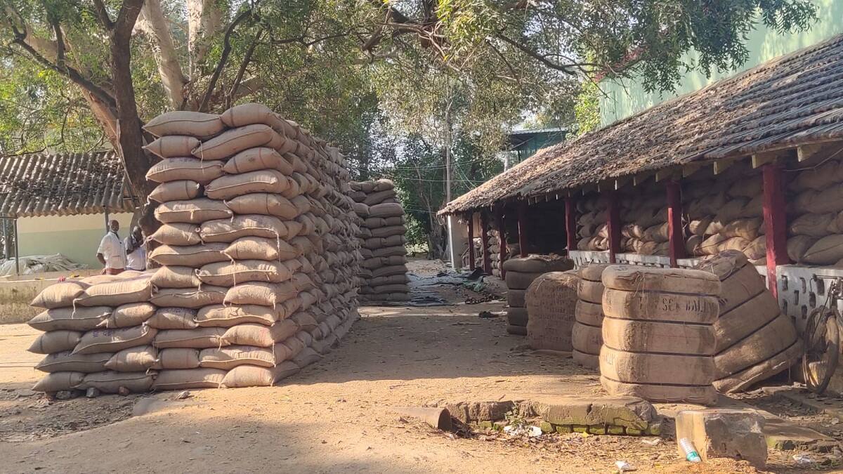 அளந்து பார்க்க உழக்கு கூட இல்லையே... பெரும் வேதனையில் தவிக்கும் விவசாயிகள்: எதற்காக?